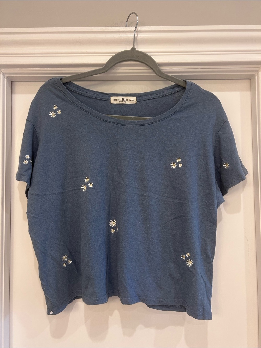 NATURAL LIFE Denim Blue Short Sleeve Cropped Tee with White Daisy Embroidery